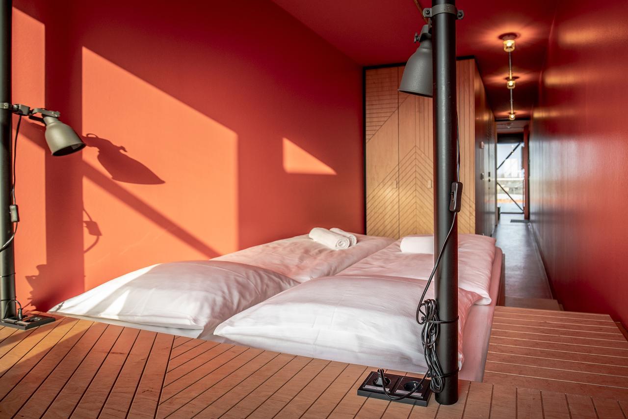 Dock Inn Hostel Warnemuende ロストック エクステリア 写真